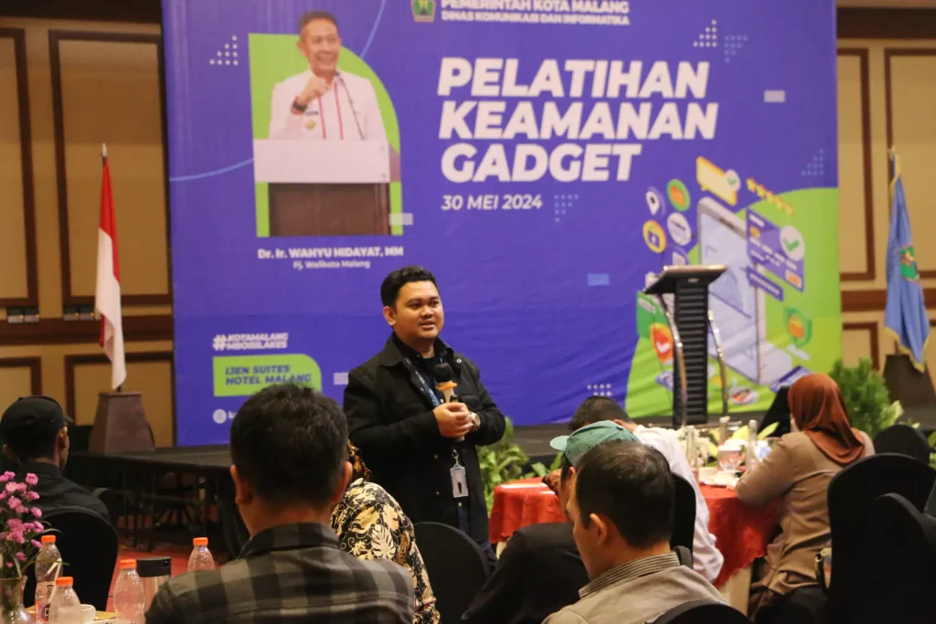Pemberian Materi Pelatihan Keamanan Gadget